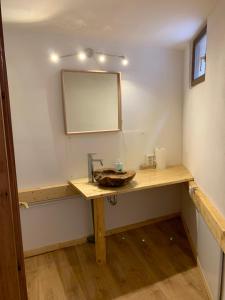 Zimmer mit einem Holzschreibtisch und einem Spiegel in der Unterkunft Das Haus - Das Marienkaeferhaus in Ürzig + 25 Fotos