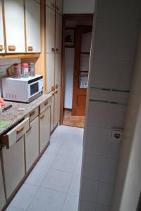a kitchen with a microwave on a counter top at mirador in Ciudad Real