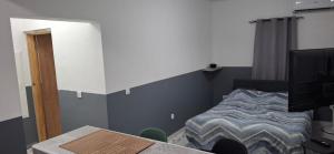 una camera con letto e tavolo con tavolo di Cozy Peaceful Haven on Hilltop a Saint Martin