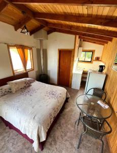 Ένα ή περισσότερα κρεβάτια σε δωμάτιο στο Cabañas Doña Mónica