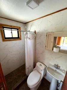Ένα μπάνιο στο Cabañas Doña Mónica
