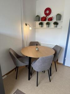 un tavolo e delle sedie di legno in una stanza di Ferienhäuschen Seekrabbe a Baltrum