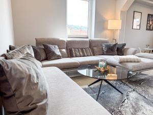 a living room with a couch and a glass table at WILD&COZY Ferienhaus mit 160m2, Garage und 2 Bäder in Blankenburg