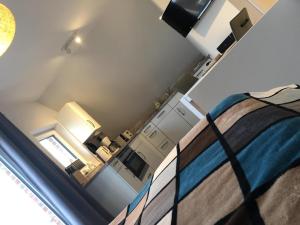 巴尔特鲁姆Westhook Appartement 4的卧室内带一张床,享有风景