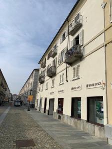 an empty street with a white building at Appartamenti reali - I giardini reali in Venaria Reale