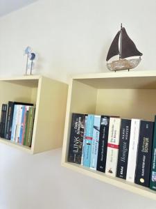Knihovna v apartmánu