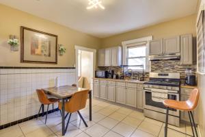 Kuchyň nebo kuchyňský kout v ubytování Easy Commute to Newark and NYC! Extended Stay Unit