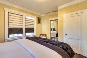 Postel nebo postele na pokoji v ubytování Easy Commute to Newark and NYC! Extended Stay Unit