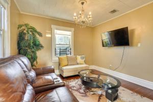 TV a/nebo společenská místnost v ubytování Free Parking Spot! Extended Stay Near Newark and NYC