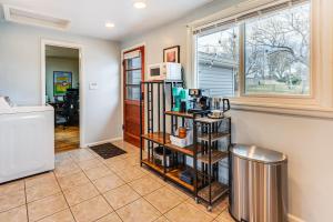 Η κουζίνα ή μικρή κουζίνα στο Walk to Old Town Lafayette! Cozy Couples Escape