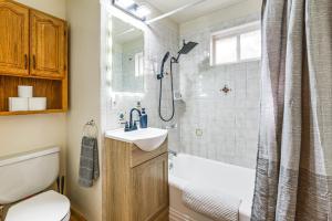 Ένα μπάνιο στο Walk to Old Town Lafayette! Cozy Couples Escape +18 φωτογραφίες