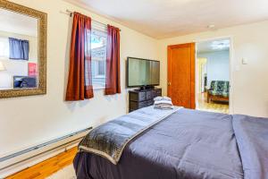 Μια τηλεόραση ή/και κέντρο ψυχαγωγίας στο Walk to Old Town Lafayette! Cozy Couples Escape