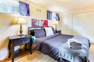 Ένα ή περισσότερα κρεβάτια σε δωμάτιο στο Walk to Old Town Lafayette! Cozy Couples Escape