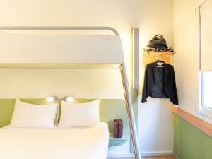 Un dormitorio con una litera y un armario. en Ibis Budget Madrid Calle Alcalá, en Madrid