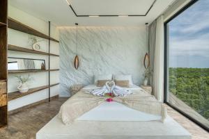 Snow White Villas 3BR Haven Near Pandawa Beach في أونغاسان: غرفة نوم بسرير كبير مع نافذة كبيرة +56 صورة