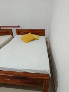 Postel nebo postele na pokoji v ubytování Yala Safari Green Hotel One + 1 fotografie