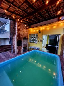 Bazén v ubytování Cantinho Feliz de Muriqui / Casa amarela nebo v jeho okolí