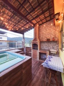 Bazén v ubytování Cantinho Feliz de Muriqui / Casa amarela nebo v jeho okolí