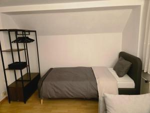 Un dormitorio con una cama y un estante. en Central studio apartment gratis Parkplatz, en St. Gallen