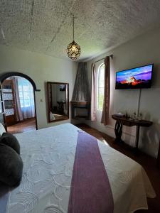 Televiisor ja/või meelelahutuskeskus majutusasutuses Hotel Casa Loreto 29 San Miguel de Allende