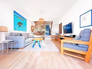 un salon avec un canapé et une table dans l'établissement Luxury Townhouse in Top Complex with Town and Ocean View by Be Cherish, à Albufeira