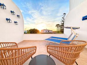 d'une terrasse avec des chaises, une table et un tapis de course. dans l'établissement Luxury Townhouse in Top Complex with Town and Ocean View by Be Cherish, à Albufeira