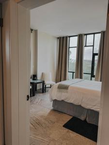 Un pat sau paturi într-o cameră la Suites Lassa