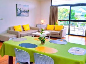 Posezení v ubytování Waterfront Sunset Apartment Nadi