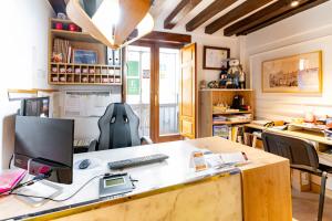 TV a/nebo společenská místnost v ubytování Hospedium Plaza Mayor Salamanca