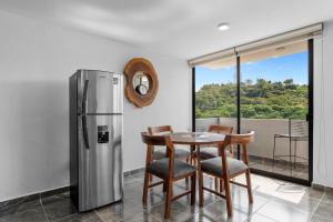 Köök või kööginurk majutusasutuses Modern apartment with pool in Ixtapa, 2 bedrooms