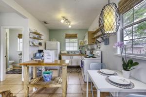 Η κουζίνα ή μικρή κουζίνα στο 1 Bedroom Spanish Bungalow Guest House