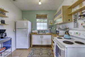 Η κουζίνα ή μικρή κουζίνα στο 1 Bedroom Spanish Bungalow Guest House