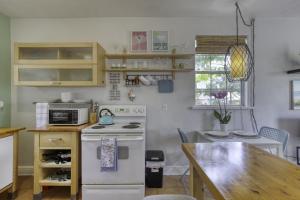 Η κουζίνα ή μικρή κουζίνα στο 1 Bedroom Spanish Bungalow Guest House