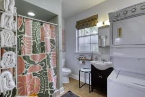 Ένα μπάνιο στο 1 Bedroom Spanish Bungalow Guest House +9 φωτογραφίες