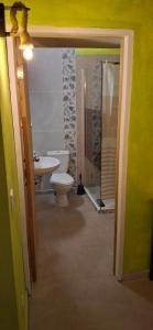 une salle de bain avec toilettes, douche et lavabo dans l'établissement Romantic Dome Escape in Saint-Martin, à Saint-Martin