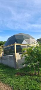 un dôme en verre au-dessus d'un bâtiment dans l'établissement Romantic Dome Escape in Saint-Martin, à Saint-Martin