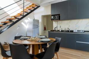 eine Küche und ein Esszimmer mit Tisch und Stühlen in der Unterkunft Refugio Vertientes in Cafayate