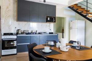 eine Küche mit einem Holztisch und blauen Schränken in der Unterkunft Refugio Vertientes in Cafayate + 20 Fotos