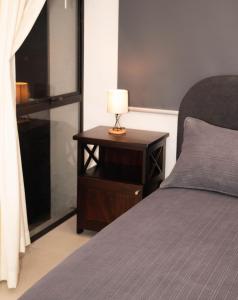 - une chambre avec un lit et une lampe sur une table de chevet dans l'établissement Casa PAMPA, à Liberia