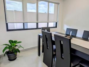 une salle à manger avec une table, des chaises et une plante dans l'établissement Casa PAMPA, à Liberia 36 autres photos