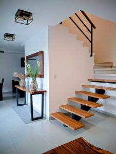 un escalier dans une maison avec une table dans l'établissement Casa PAMPA, à Liberia