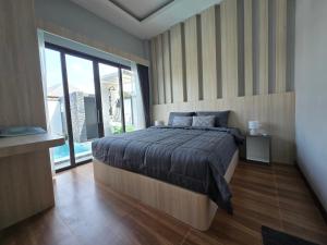 Un dormitorio con una cama y una ventana grande en TiTIME POOL VILLA, en Ao Nang  41 fotos más