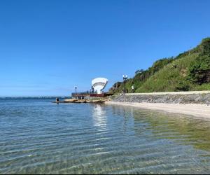 - une vue sur une plage avec un télescope dans l'établissement Bella casa de praia, à Araruama