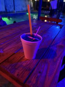 a drink in a cup on a wooden table at Eco Hotel Parador de Rapi in Santa Rosa de Cabal