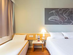 Ένα ή περισσότερα κρεβάτια σε δωμάτιο στο Ibis Elche +114 φωτογραφίες