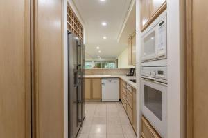 Kuchyň nebo kuchyňský kout v ubytování Port Douglas Mirage Villa 424