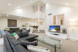 TV a/nebo společenská místnost v ubytování Port Douglas Mirage Villa 424