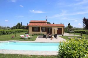 Πισίνα στο ή κοντά στο Villa Mira