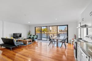 Η κουζίνα ή μικρή κουζίνα στο Refined Surfers Paradise Escape with Captivating Night City Views