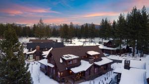 an aerial view of a house covered in snow at Modern Mountain Home w Cozy Fire Pit 15 Mins frm Northstar Maple by AvantStay in Ponderosa Fairway Estates